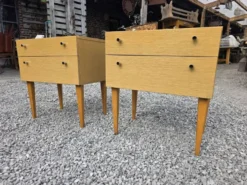 Paire de tables de chevet scandinaves en chêne des années 60