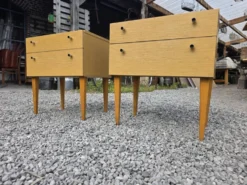 Paire de tables de chevet scandinaves en chêne des années 60