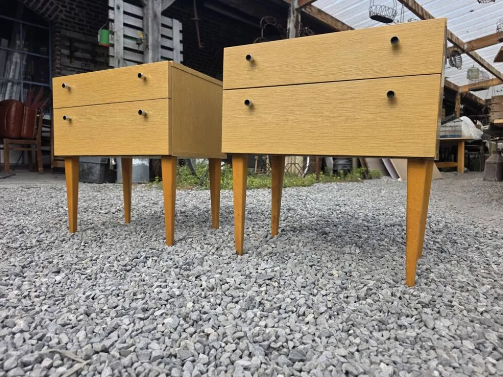 Paire de tables de chevet scandinaves en chêne des années 60
