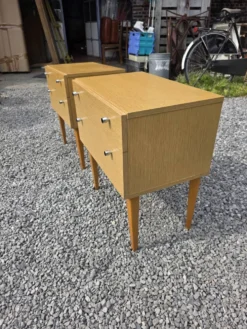 Paire de tables de chevet scandinaves en chêne des années 60