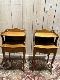 Paire de tables de chevets de style Louis XV en merisier