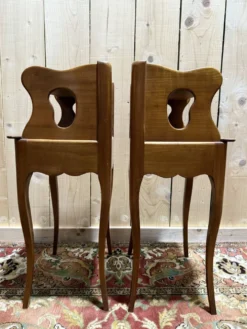 Paire de tables de chevets de style Louis XV en merisier
