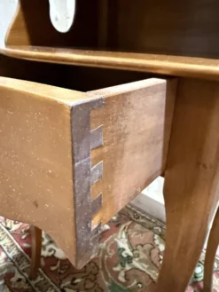 Paire de tables de chevets de style Louis XV en merisier