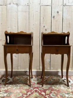 Paire de tables de chevets de style Louis XV en merisier
