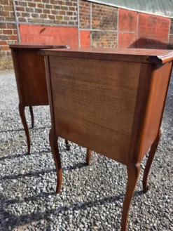 Paire de tables de chevet style Louis XV en merisier