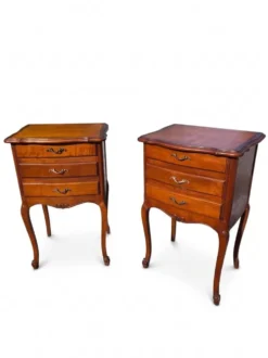 Paire de tables de chevet style Louis XV en merisier