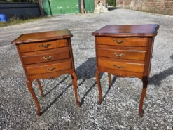 Paire de tables de chevet style Louis XV en merisier