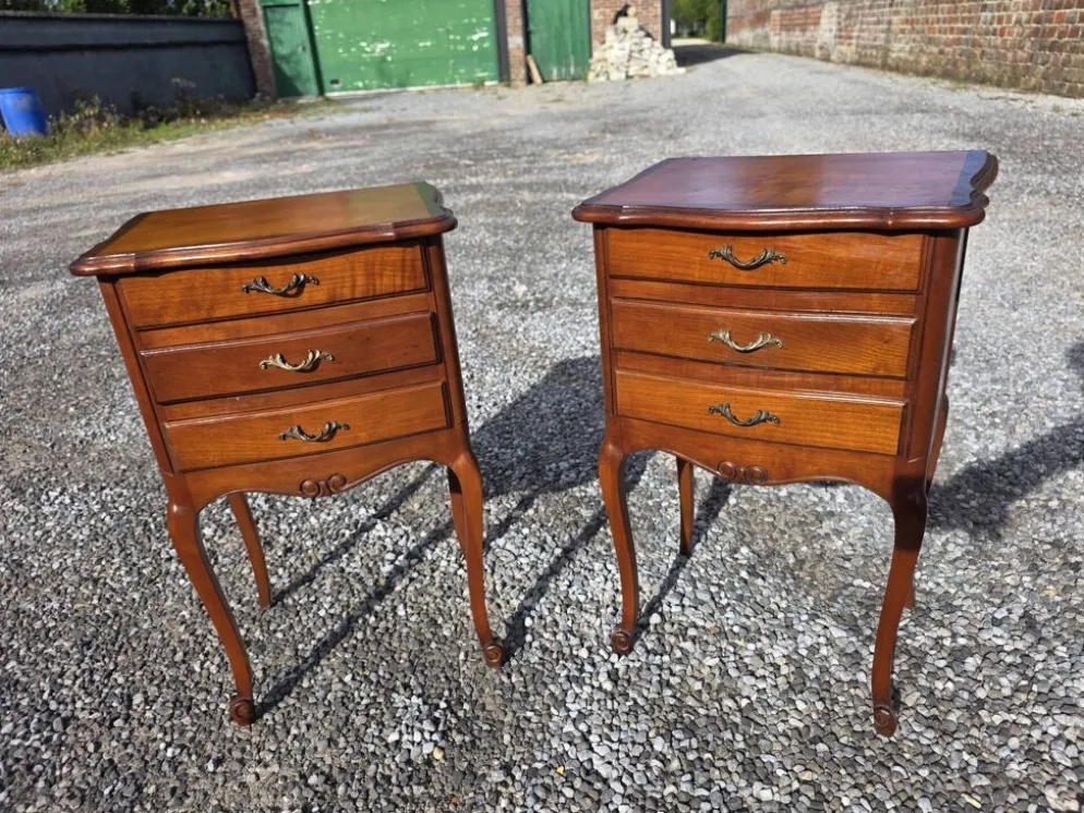 Paire de tables de chevet style Louis XV en merisier