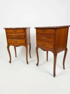 Paire de tables de chevet style Louis XV en merisier