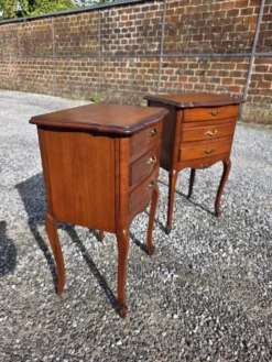 Paire de tables de chevet style Louis XV en merisier