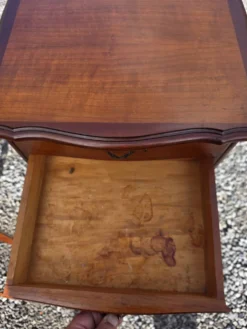 Paire de tables de chevet style Louis XV en merisier