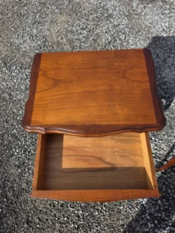 Paire de tables de chevet style Louis XV en merisier