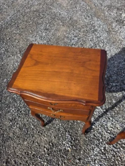 Paire de tables de chevet style Louis XV en merisier