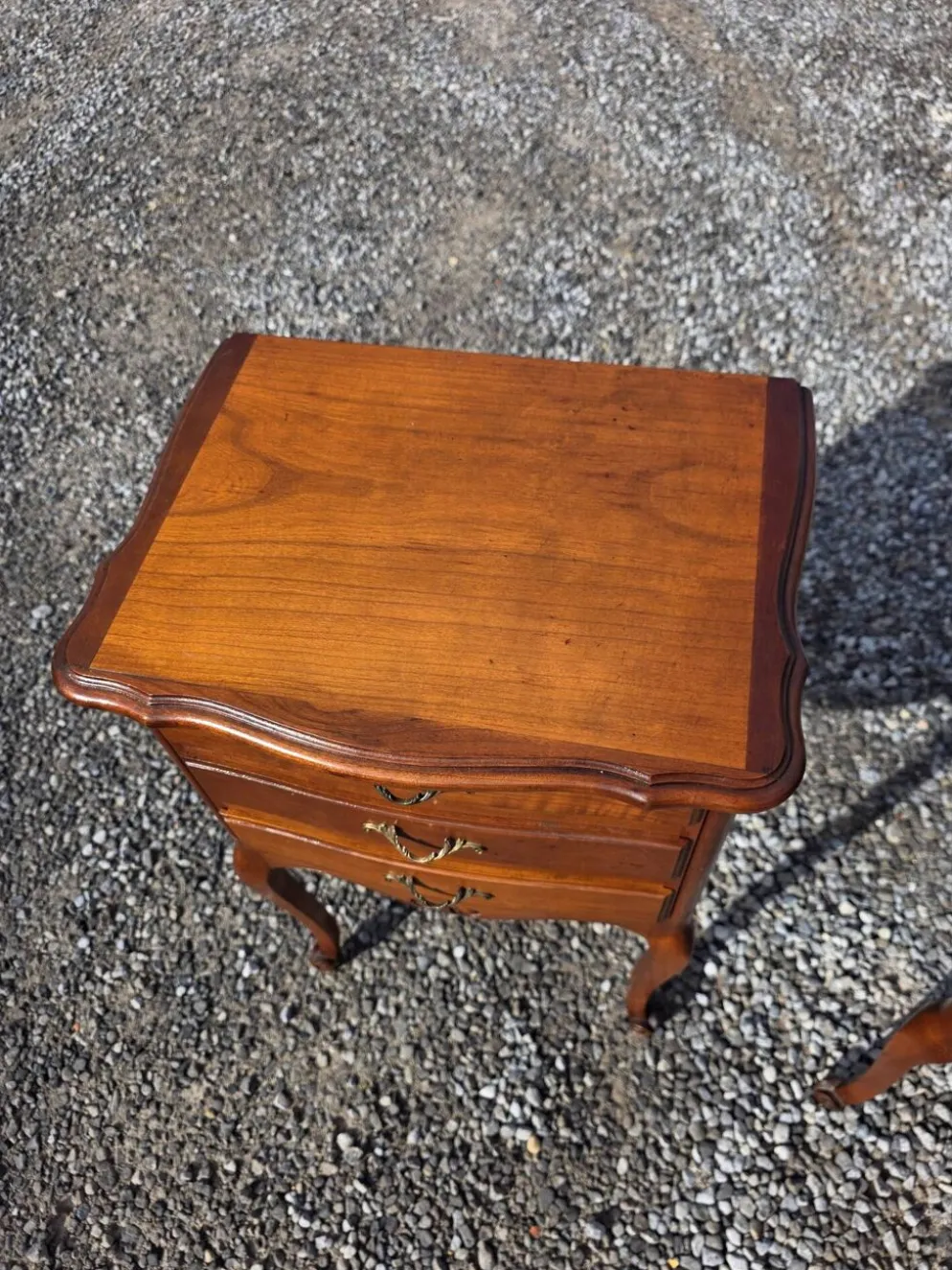 Paire de tables de chevet style Louis XV en merisier