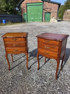 Paire de tables de chevet style Louis XV en merisier