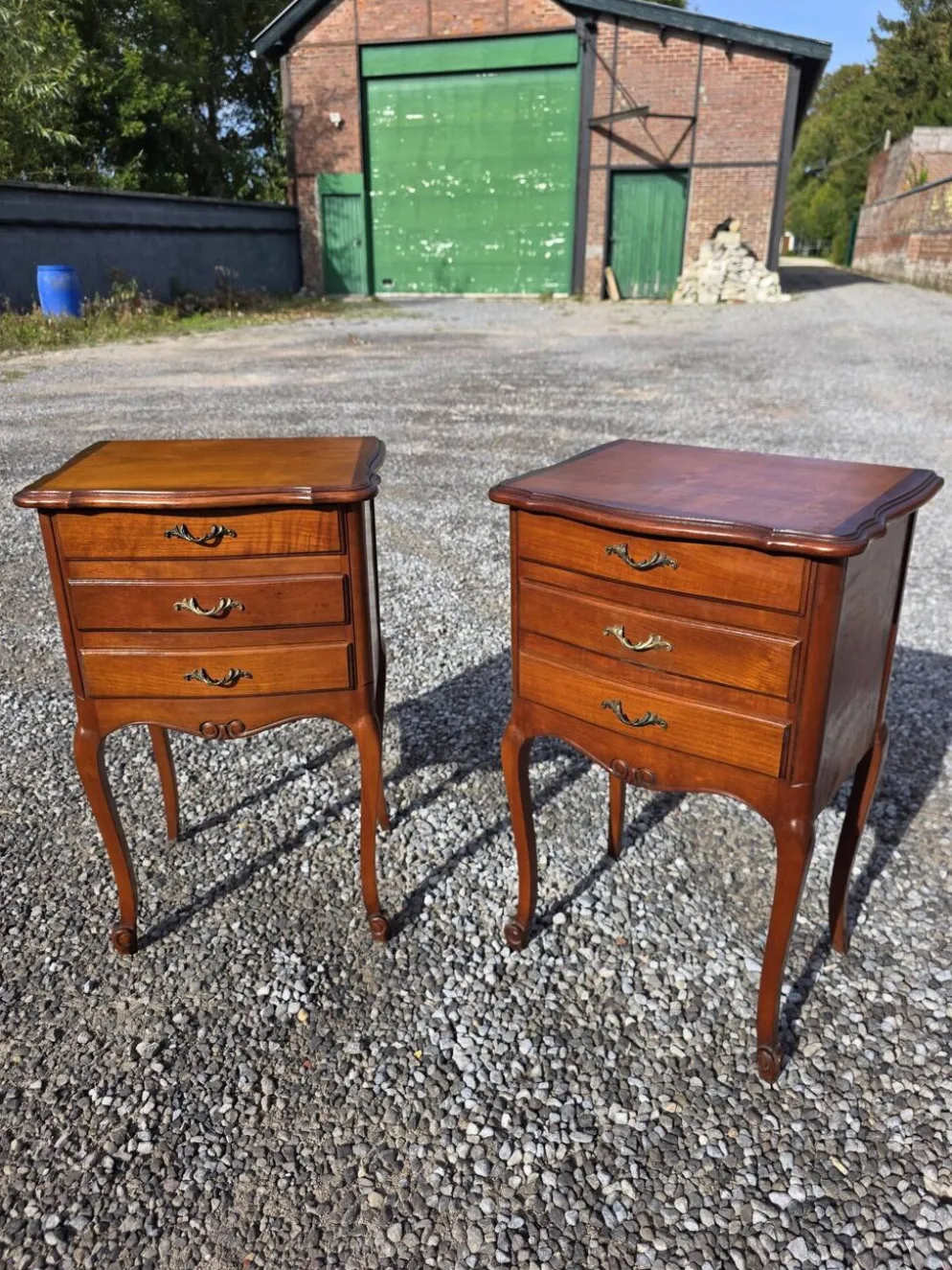 Paire de tables de chevet style Louis XV en merisier