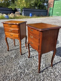 Paire de tables de chevet style Louis XV en merisier
