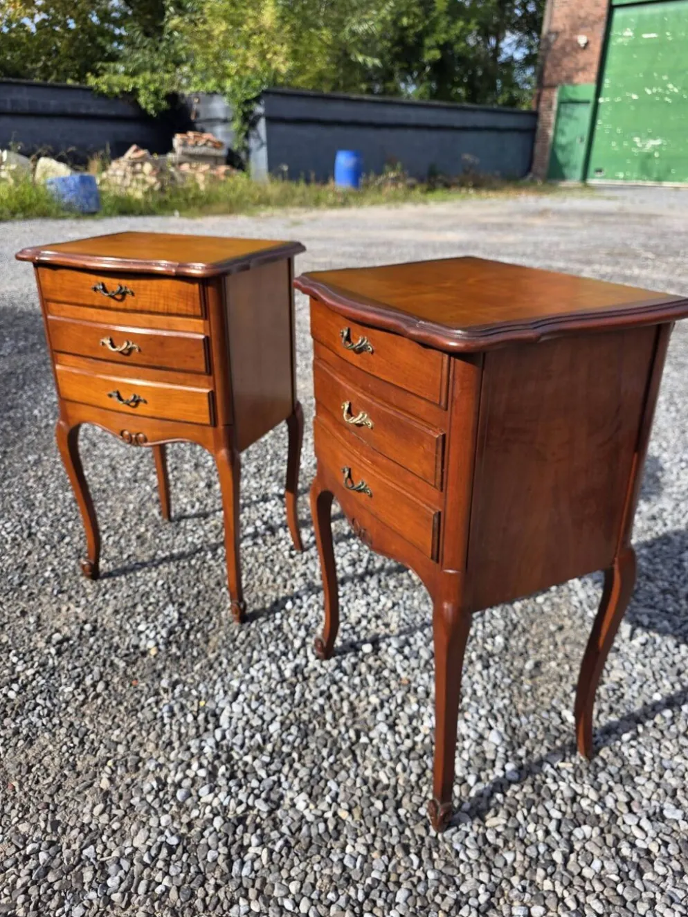 Paire de tables de chevet style Louis XV en merisier