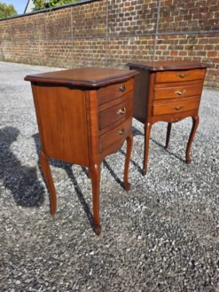 Paire de tables de chevet style Louis XV en merisier