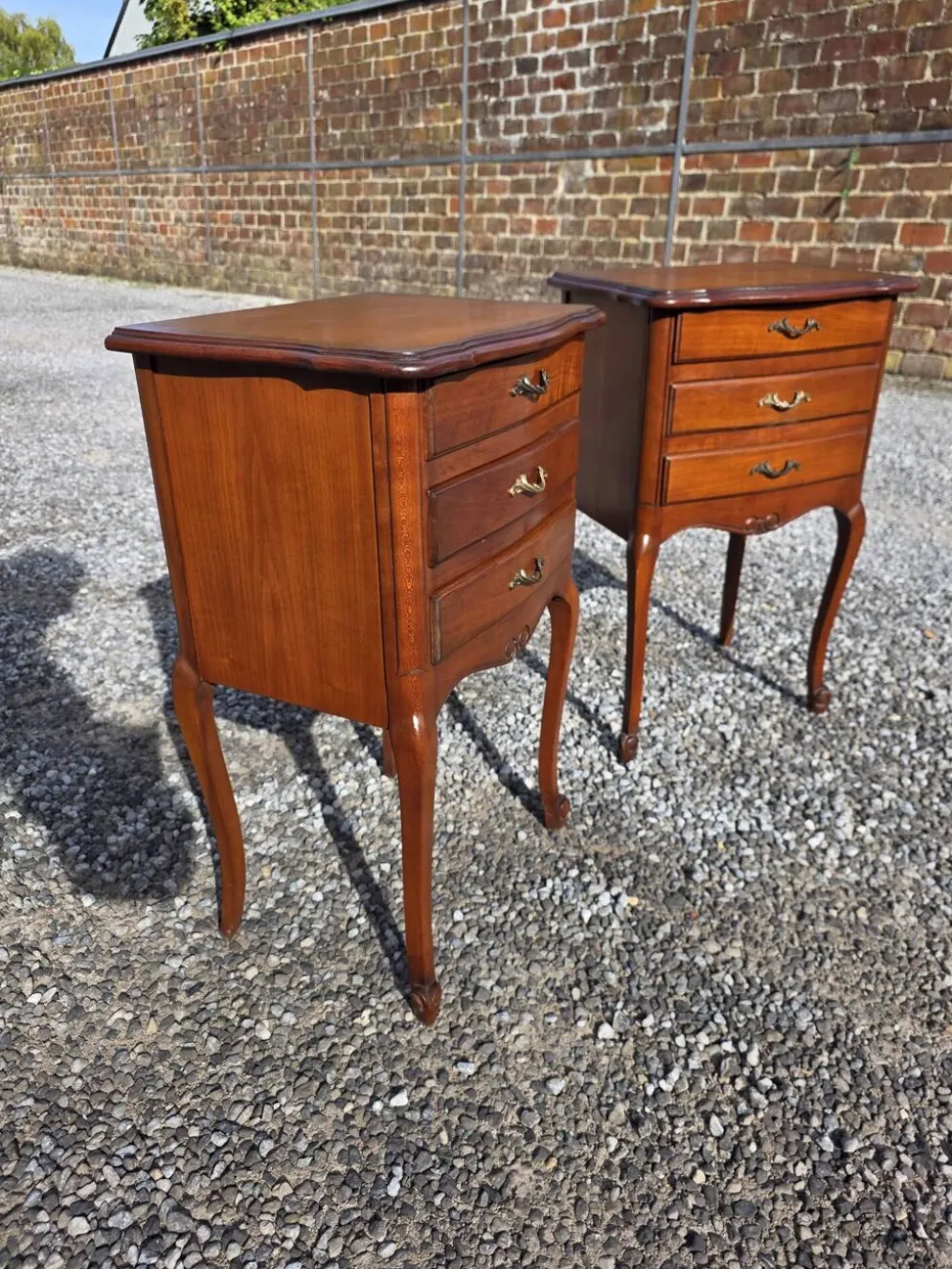 Paire de tables de chevet style Louis XV en merisier