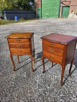Paire de tables de chevet style Louis XV en merisier