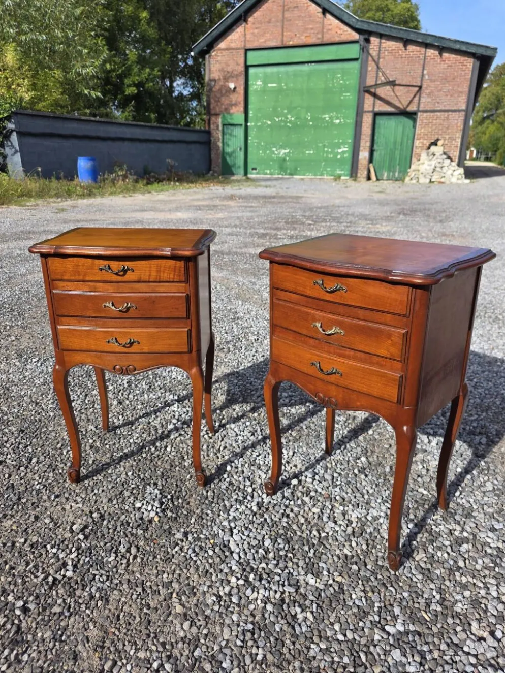 Paire de tables de chevet style Louis XV en merisier