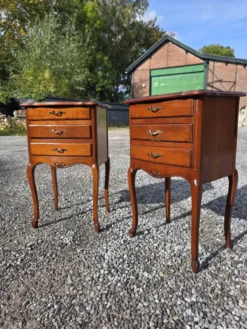 Paire de tables de chevet style Louis XV en merisier