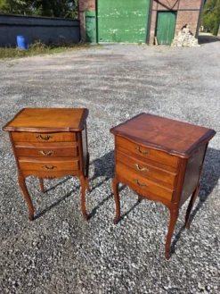 Paire de tables de chevet style Louis XV en merisier