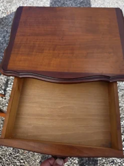 Paire de tables de chevet style Louis XV en merisier