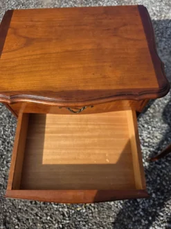 Paire de tables de chevet style Louis XV en merisier