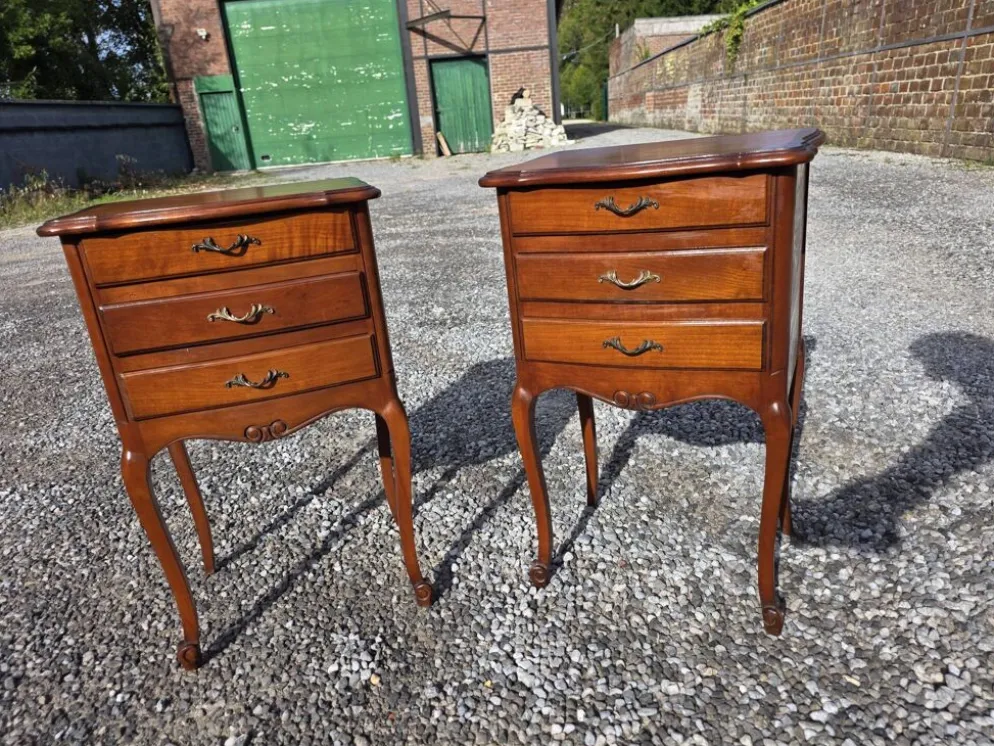 Paire de tables de chevet style Louis XV en merisier
