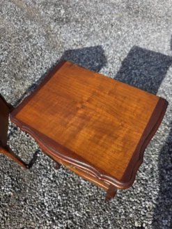 Paire de tables de chevet style Louis XV en merisier
