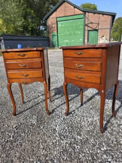 Paire de tables de chevet style Louis XV en merisier