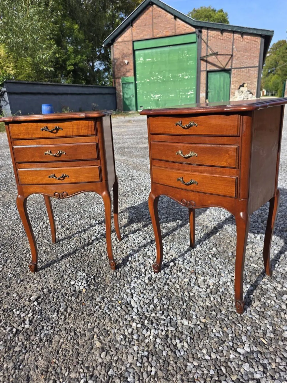 Paire de tables de chevet style Louis XV en merisier