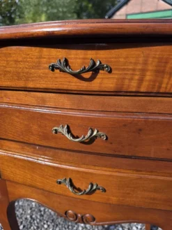 Paire de tables de chevet style Louis XV en merisier