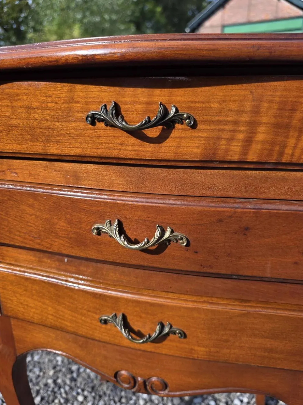 Paire de tables de chevet style Louis XV en merisier