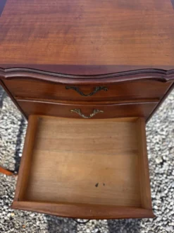 Paire de tables de chevet style Louis XV en merisier