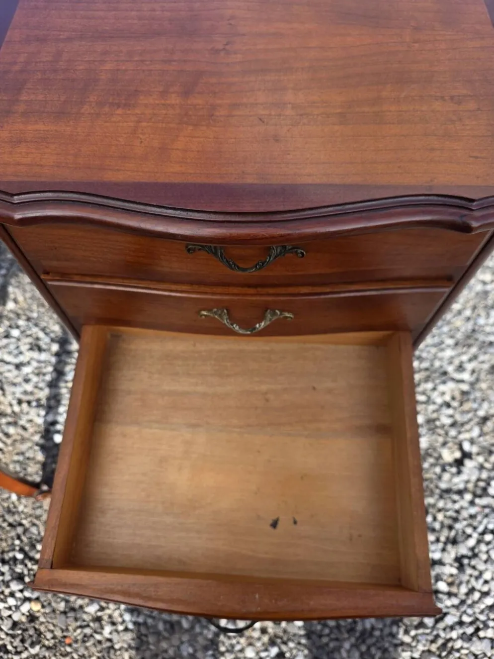 Paire de tables de chevet style Louis XV en merisier