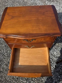 Paire de tables de chevet style Louis XV en merisier