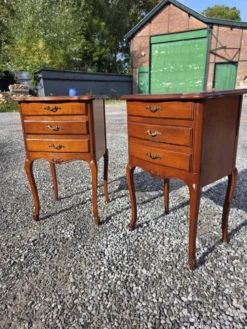 Paire de tables de chevet style Louis XV en merisier