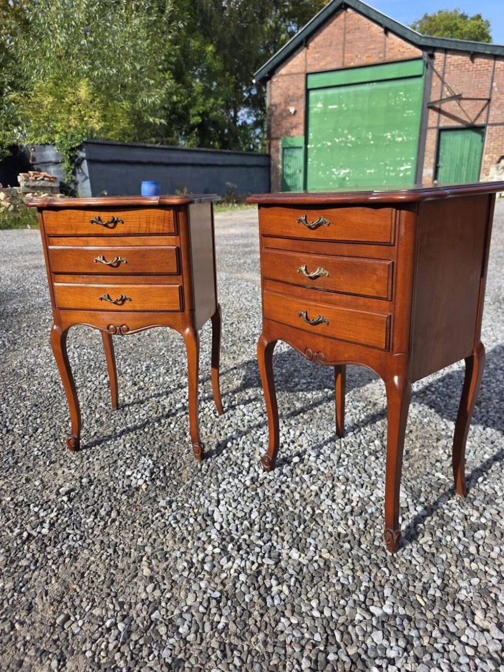 Paire de tables de chevet style Louis XV en merisier