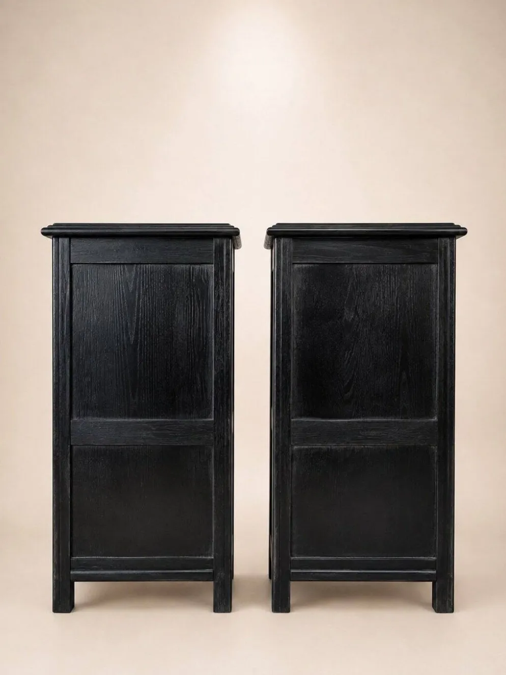Paire de tables de chevet — Style Art Déco — Chêne massif teinté noir
