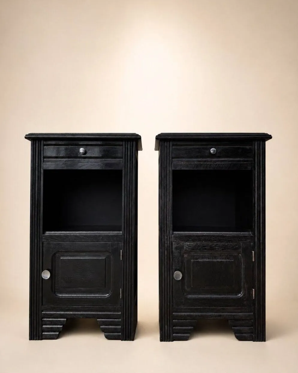 Paire de tables de chevet — Style Art Déco — Chêne massif teinté noir