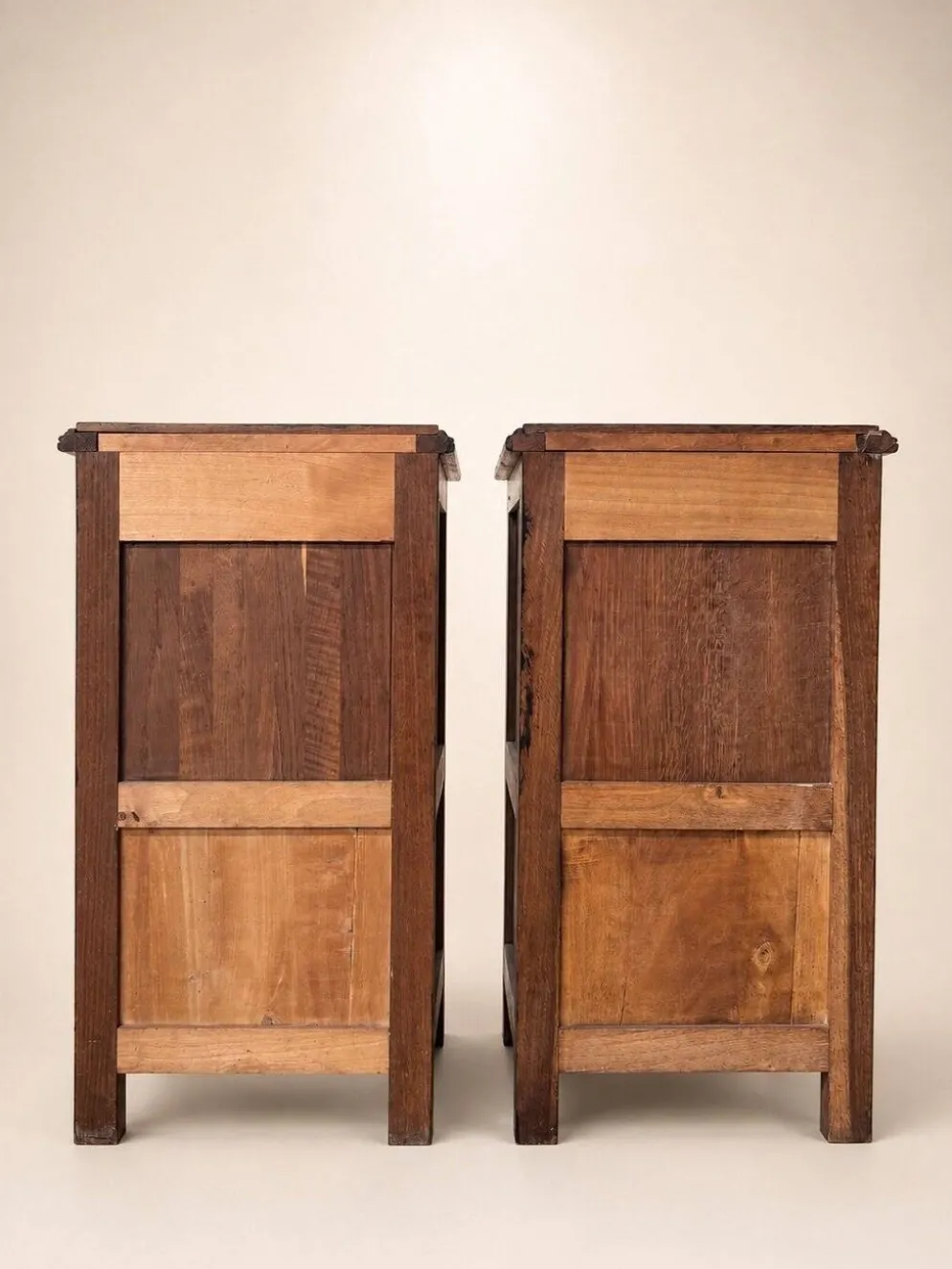 Paire de tables de chevet — Style Art Déco — Chêne massif teinté noir