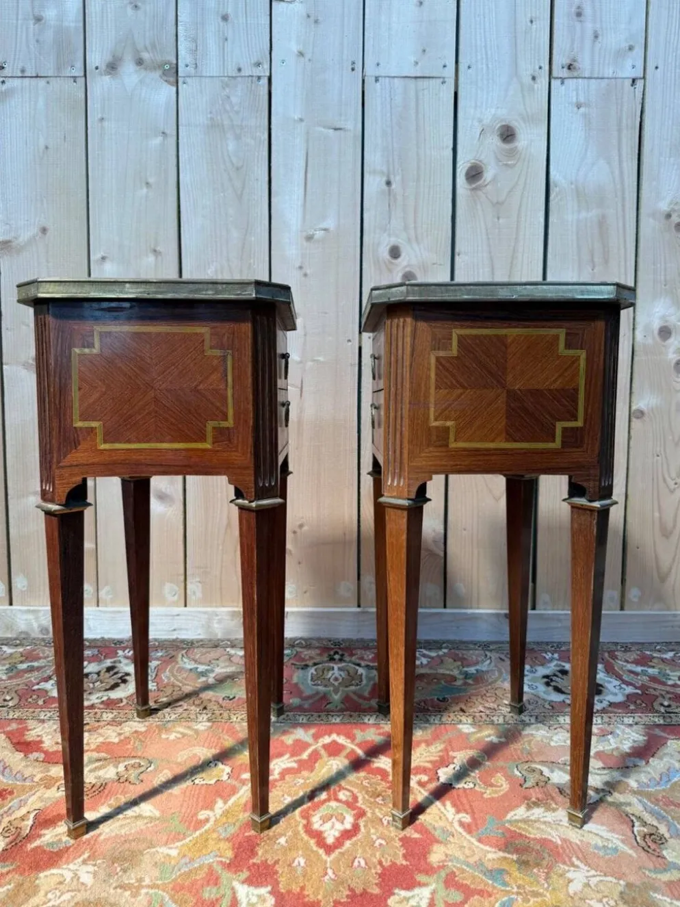 Paire de tables de chevet Style Louis XVI – Maison Gouffé – Marqueterie & Marbre