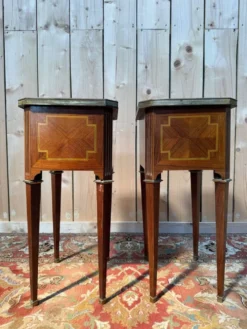Paire de tables de chevet Style Louis XVI – Maison Gouffé – Marqueterie & Marbre