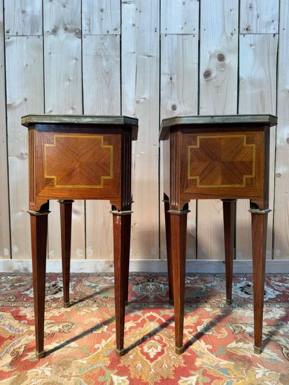 Paire de tables de chevet Style Louis XVI – Maison Gouffé – Marqueterie & Marbre