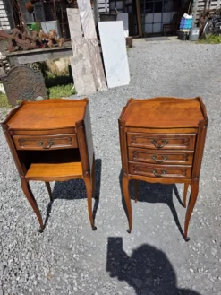 Paire de tables de chevet style Louis XV en merisier