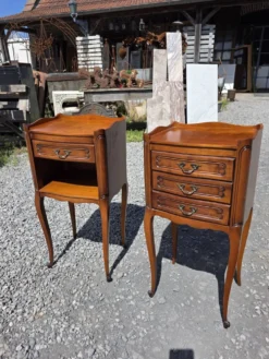 Paire de tables de chevet style Louis XV en merisier