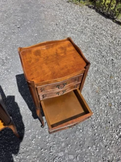 Paire de tables de chevet style Louis XV en merisier